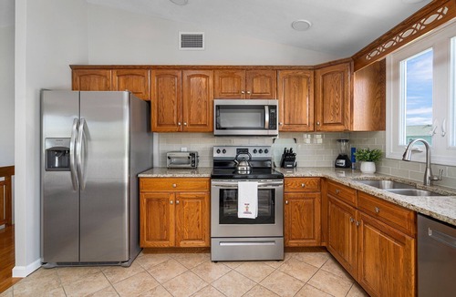 Narragansett House | 7 Bedrooms, A/C, 3 Beaches within 2 Miles, Sleeps 14