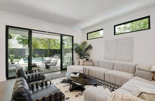 Montopolis House | 7BR Private Villa | Heated Pool & Outdoor Oasis