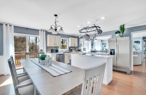 Candler House | 8 Br Sleeps 24 Hot Tub Game Room Dog Friendly