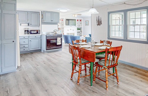 Waldoboro House | A Charming Getaway with Stunning Views and Modern Conveniences