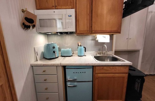 College Apartment | A Private City, Cabin-feel Studio for 1 Person