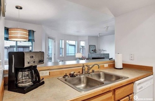University Area Condo | A relaxing and inviting retreat in the Reflection Lake area of UMED.