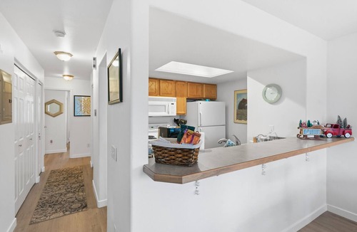 University Area Condo | A relaxing and inviting retreat in the Reflection Lake area of UMED.