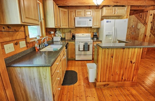 West Jefferson Cabin | A Wooded Escape in West Jefferson: Cozy 3-bedroom cabin with Hot Tub