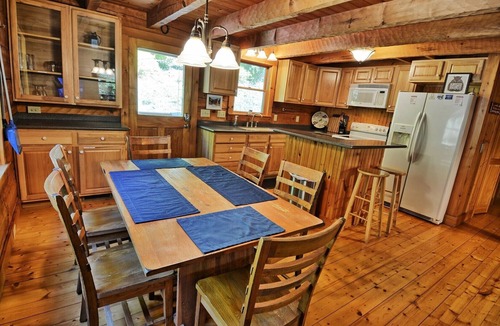 West Jefferson Cabin | A Wooded Escape in West Jefferson: Cozy 3-bedroom cabin with Hot Tub