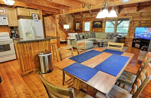 West Jefferson Cabin | A Wooded Escape in West Jefferson: Cozy 3-bedroom cabin with Hot Tub