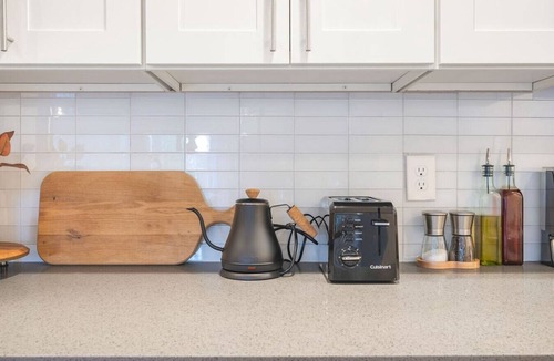 Hillwood Apartment | ADA · Family · King Beds · BBQ · Fire Pit
