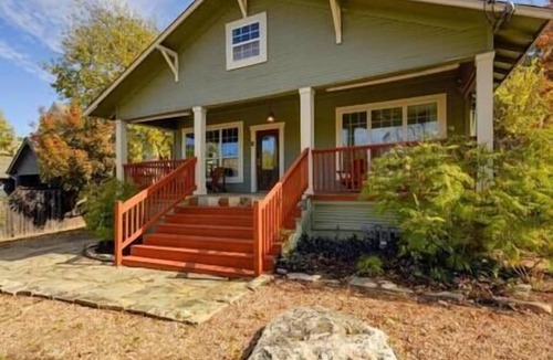 Galindo House | Adorable 3BR 1930s bungalow centrally located