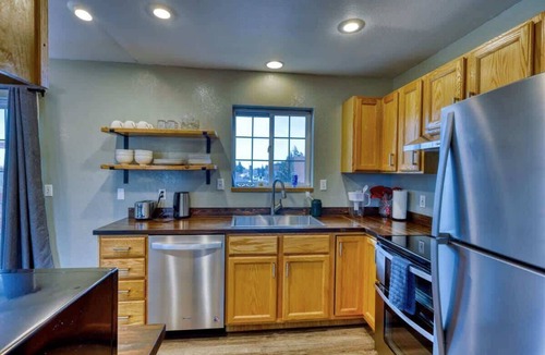 Kodiak Apartment | Adorable Alcove 2 Bedroom Escape Sleeps 4