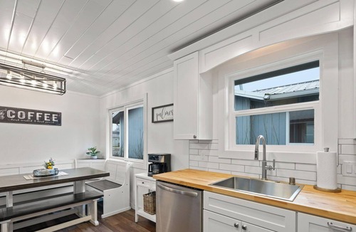 Palmer House | Adorable Downtown Cottage - Walk to Shops & Cafes!