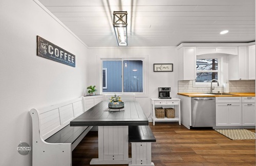 Palmer House | Adorable Downtown Cottage - Walk to Shops & Cafes!