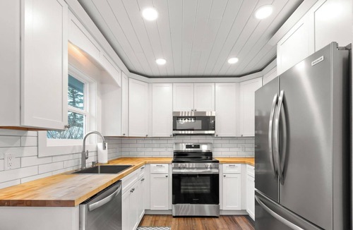 Palmer House | Adorable Downtown Cottage - Walk to Shops & Cafes!