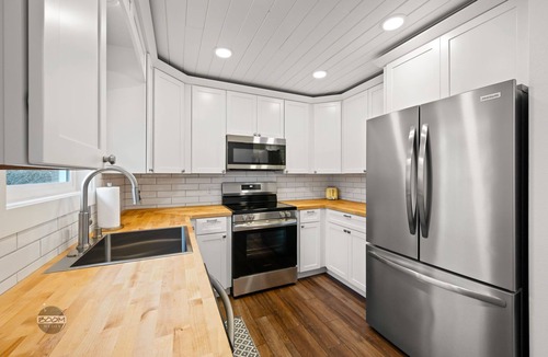 Palmer House | Adorable Downtown Cottage - Walk to Shops & Cafes!
