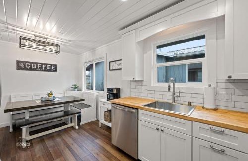 Palmer House | Adorable Downtown Cottage - Walk to Shops & Cafes