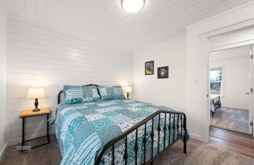 Palmer House | Adorable Downtown Cottage - Walk to Shops & Cafes