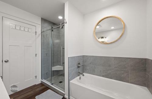Palmer House | Adorable Downtown Cottage - Walk to Shops & Cafes