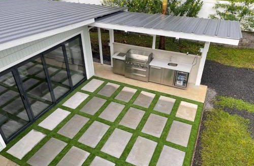 Honomu House | Akaka Falls 6BR Ocean View Retreat with Hot Tub