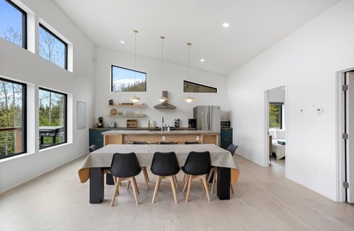 Seward House | Alagnaq Inn: Panoramic Views, Modern Retreat