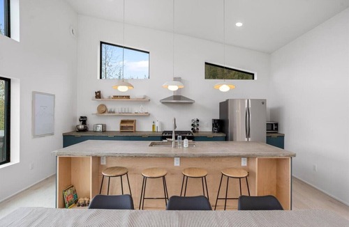 Seward House | Alagnaq Inn: Panoramic Views, Modern Retreat