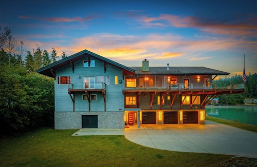 Juneau House | Alaska Glacier Waterfront, Hot Tub & Mountain View