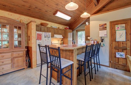 Alyeska Cabin | Alaskan Cabin Escape w a Hot Tub