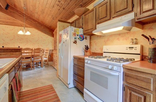 Alyeska Cabin | Alaskan Cabin Escape w a Hot Tub