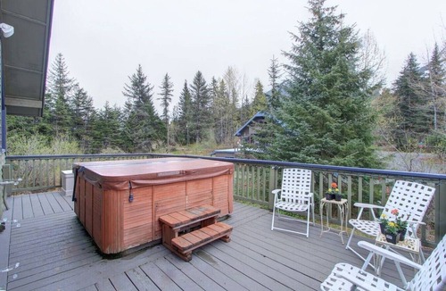 Alyeska Cabin | Alaskan Cabin Escape w a Hot Tub