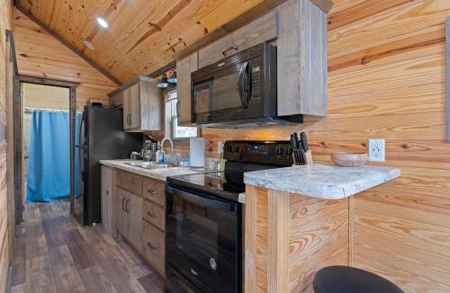 Dillsboro House | All Tuckered Out - Riverfront Cabin, Fish, Hike & 5 Minutes to Sylva!