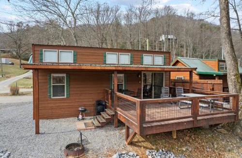 Dillsboro House | All Tuckered Out - Riverfront Cabin, Fish, Hike & 5 Minutes to Sylva!