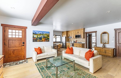 Crested Butte Ski Chalet | Alpen Edelweiss Chalet: A pet-friendly luxury apartment 5 mins. to trails & town