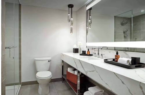 Peak 9 Hotel | Alpenrock Stay Near Main Street | Onsite Hot tub, Shuttle, Bar & Restaurant