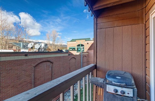 Historic District Apartment | Alpine 203 Condo close to lift