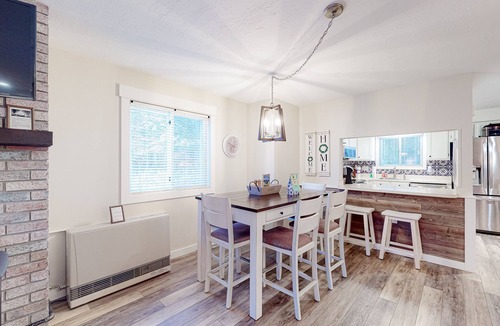 North Woodstock House | Alpine Village Townhome - Free High-Speed WiFi, W/D, Full Kitchen, Gas Grill