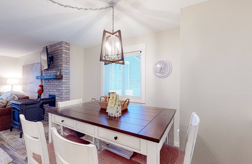 North Woodstock House | Alpine Village Townhome - Free High-Speed WiFi, W/D, Full Kitchen, Gas Grill