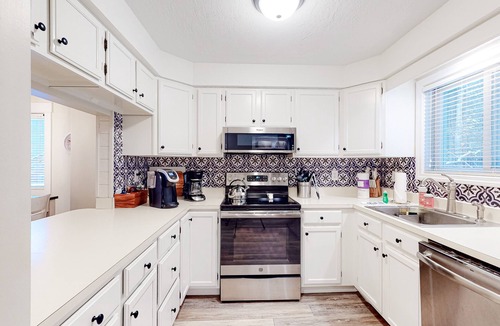 North Woodstock House | Alpine Village Townhome - Free High-Speed WiFi, W/D, Full Kitchen, Gas Grill