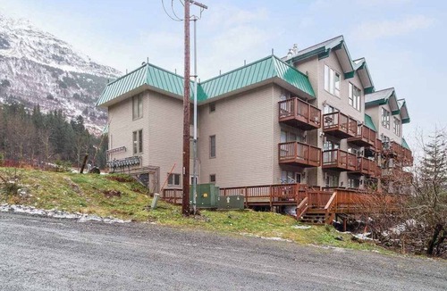 Alyeska Apartment | Alyeska North Studio | Slope-Side | Chair 3 Base