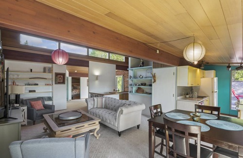 Fairview Apartment | Amazing Loft in the Heart of Town