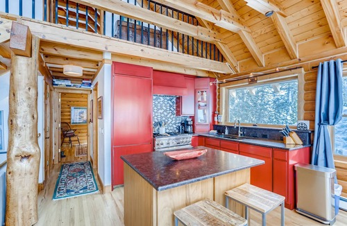 Breckenridge House | Amazing Log Cabin w/prvt Hot Tub, gourmet kitchen + views! Secluded and Cozy!
