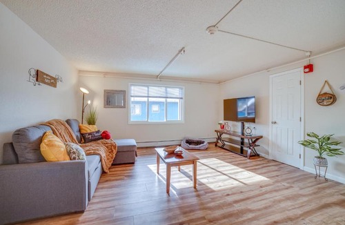 Midtown Anchorage Apartment | Anchorage Apartment Rental w/Mountain Views!
