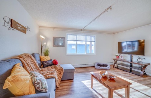 Midtown Anchorage Apartment | Anchorage Apartment Rental w/Mountain Views!