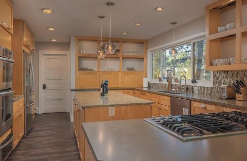 South Addition House | Anchorage Grand Home Downtown Villa