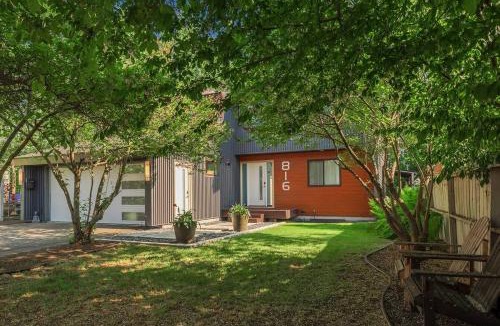 South Addition House | Anchorage Grand Home Downtown Villa