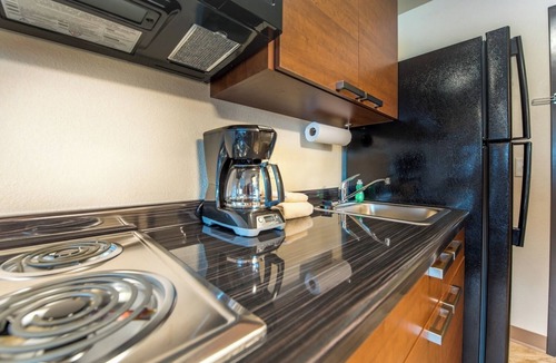Midtown Anchorage Hotel | Anchorage Stays with Free Parking, Pet-Friendly Rooms and Kitchenettes