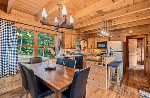 Fairview Cabin | Antler Falls Log Cabin-Hot Tub/Mountain view/Arcade/Treehouse/Theatre/Firepit
