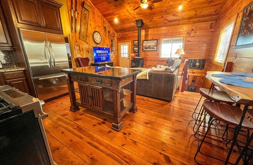 Fleetwood Cabin | Appalachian Hideaway - 3BR/2BA Hot Tub, Fire Pit, & WiFi, Near Boone!