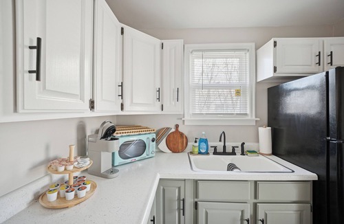 Ottawa House | Appealing 2br Cape Cod w/bonus rm & fiber Wi-Fi!