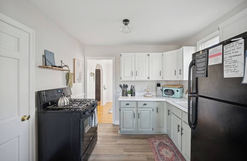 Ottawa House | Appealing 2br Cape Cod w/bonus rm & fiber Wi-Fi!