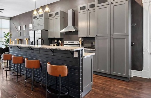 South Park House | Arcade Game Room + Sleeps 12 Fast WiFi + Workspace Backyard Hangout