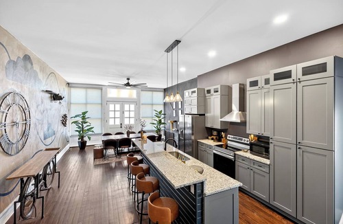 South Park House | Arcade Game Room + Sleeps 12 Fast WiFi + Workspace Backyard Hangout