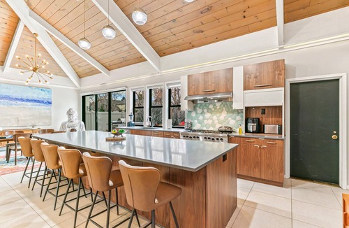 South Park Hill House | Artful Stay: Large Groups Welcome - 10 Mins to DTD, Hot Tub, Immersive Art